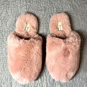Madewell plush soft slippers. NWOT.